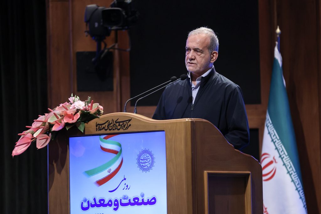 با حضور رئیس‌جمهور و وزیر صمت انجام شد/ تجلیل از برگزیدگان صنعت و معدن